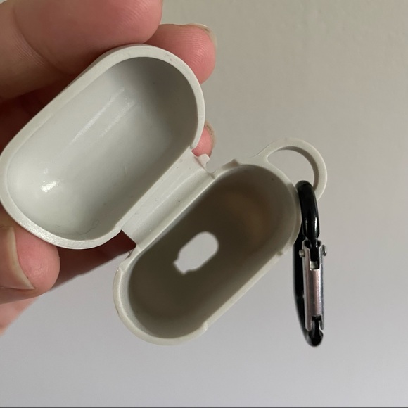 Gray silicone AirPods case with black caribeaner - Picture 4 of 5